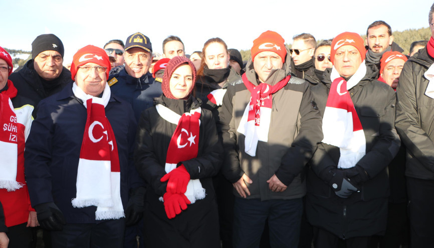 Sarıkamış şehitleri için binlerce kişi, yürüyüşe başladı Sarıkamış şehitleri için binlerce kişi, yürüyüşe başladı