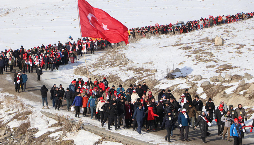 Sarıkamış şehitleri için binlerce kişi, yürüyüşe başladı / Ek fotoğraflar Sarıkamış şehitleri için binlerce kişi, yürüyüşe başladı / Ek fotoğraflar
