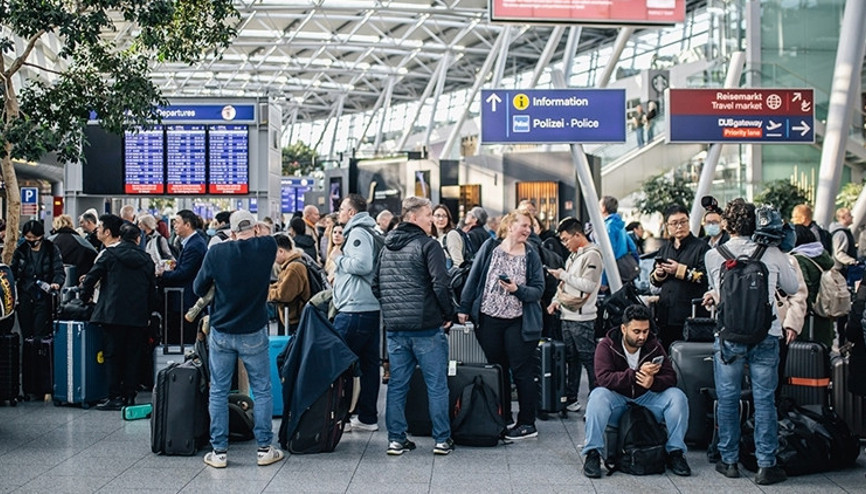 Almanyada kar yağışı ve dondurucu soğuklar: Frankfurt Havalimanında 120 uçuş iptal edildi