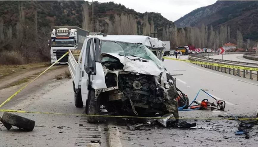 Çorum’da 4 aracın karıştığı trafik kazasında 2 kişi hayatını kaybetti, 5 kişi yaralandı