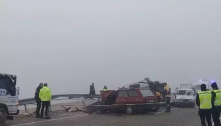 Kırşehir’de 3 aracın karıştığı kazada ölü ve yaralılar var