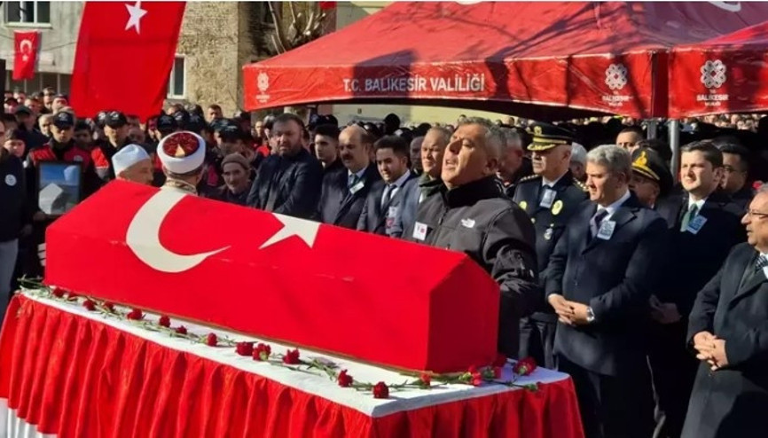 İstanbul’da trafik kazasında şehit olan polis memuru Emirhan Aramış, Balıkesir’de son yolculuğa uğurlandı