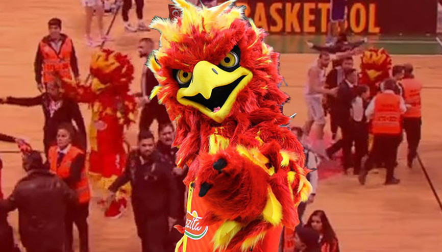 Göztepenin maskotu ilk maçta karakolluk oldu Hakemlerin üzerine yürüyünce...