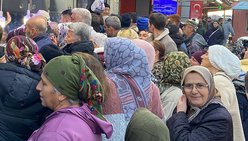 Fiyatını duyanlar akın etti Vatandaşlar almak için birbiriyle yarıştı... 400 kasayı 3 saatte sattılar