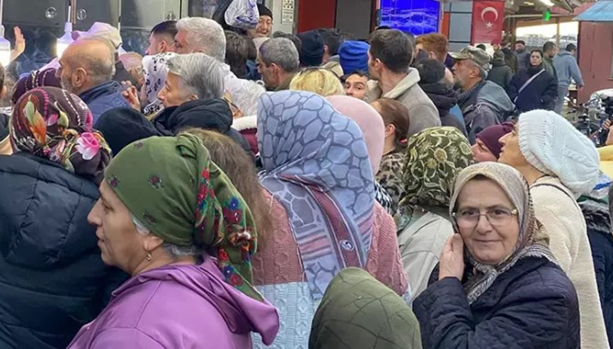 Hopa’da 30 liralık hamsiye yoğun ilgi