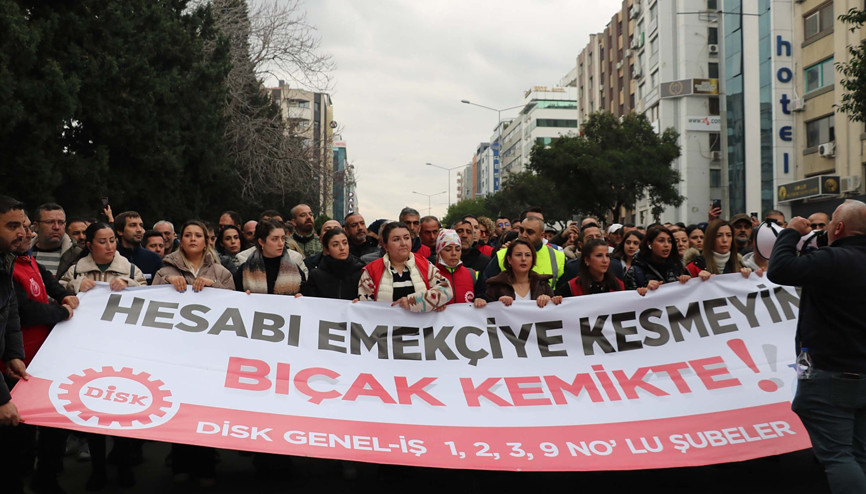 İzmir Büyükşehir Belediyesinde maaşları kesintiye uğrayan işçilerden eylem