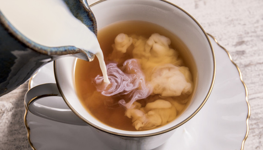 Bir fincan çaya yarım yağlı süt eklemenin faydası şaşırttı Depresyon ve anksiyete riskini azaltıyor... Bu nasıl oluyor Bir fincan çaya yarım yağlı süt eklemenin faydası şaşırttı Depresyon ve anksiyete riskini azaltıyor... Bu nasıl oluyor