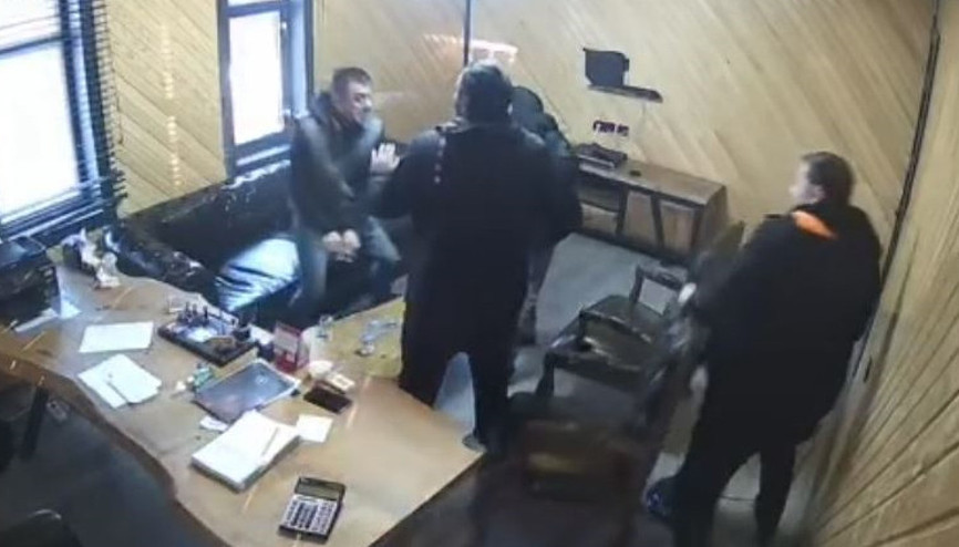 Fabrika sahibinin mucize kurtuluşu Haraç alamayınca tetiğe bastı, silahı tutukluk yaptı... İş adamı sandalyeyi siper ederek kaçtı