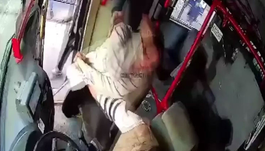 Eşine otobüs direksiyonunda biber gazı sıktı, kolunu ısırıp, boynundan bıçakladı