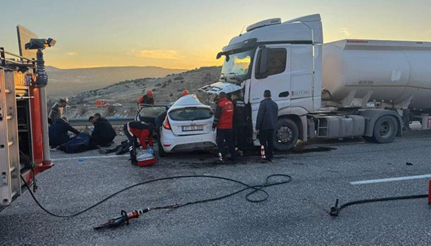 Adıyamanda yakıt tankeri ile otomobil çarpıştı: 4 kişi hayatını kaybetti