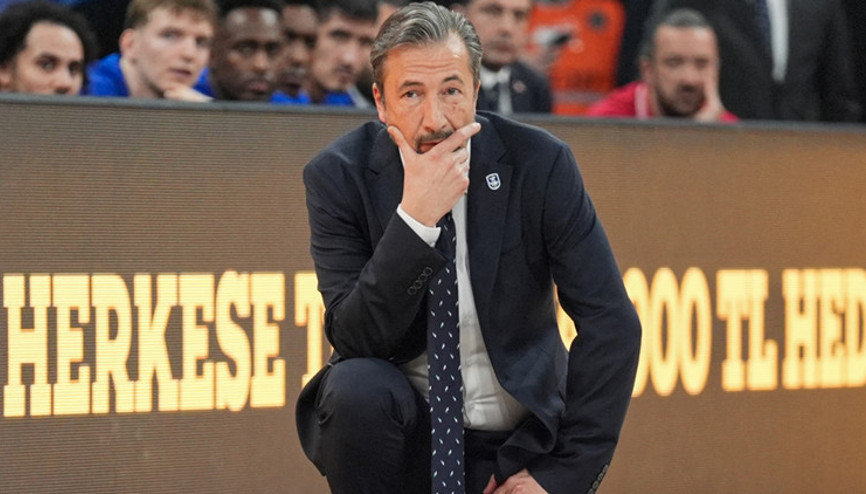 Anadolu Efes Başantrenörü Luca Banchi: Daha güçlü olmak zorundayız