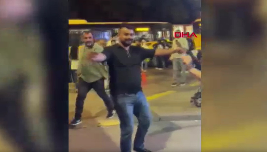 Turistlerin paralarını çalıp, sokakta dans etmişlerdi: 21 şüpheli tutuklandı Turistlerin paralarını çalıp, sokakta dans etmişlerdi: 21 şüpheli tutuklandı