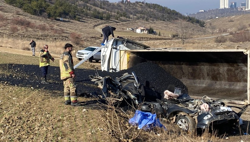Ankaranın Mamak ilçesinde zift yüklü kamyon kamyonete çarptı: 3 ölü
