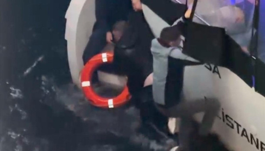 Galata Köprüsünde korku dolu anlar: Korkuluk kırılınca denize düştü