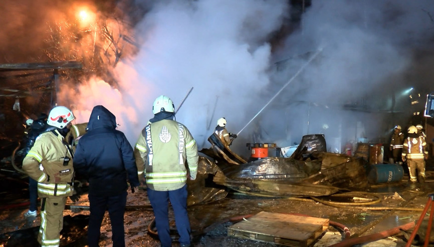 Tuzlada palet fabrikasında çıkan yangın söndürüldü