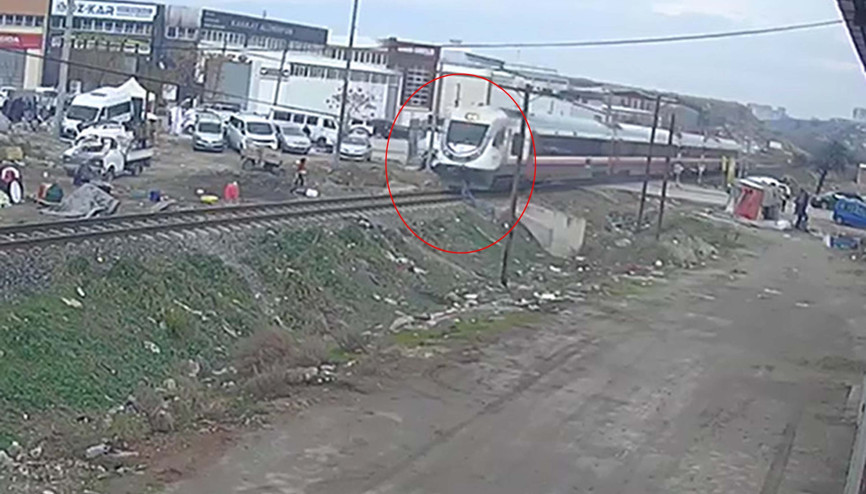 Raylardan geçerken yolcu treni çarptı; kaza kamerada