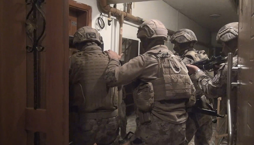 Ankarada tehdit ettikleri Yaşama Tutunan Patiler Derneği başkanının eşinden haraç isteyen 2 şüpheli tutuklandı Ankarada tehdit ettikleri Yaşama Tutunan Patiler Derneği başkanının eşinden haraç isteyen 2 şüpheli tutuklandı