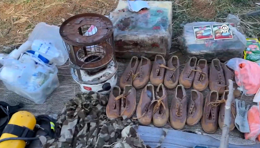 Irakın kuzeyinde teröristlerin kullandığı mağarada silah ve mühimmat ele geçirildi