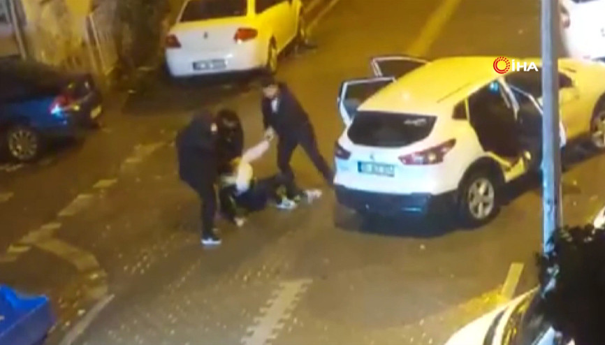 Görüntüler Esenyurttan  Magandalar bir genci darp edip kaçırmak istedi
