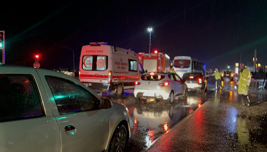 Akhisarda iki işçi servisi çarpıştı; 35 yaralı