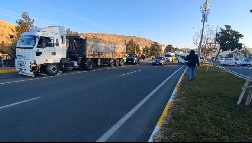 Artukluda tır ile işçi servisi çarpıştı Çok sayıda yaralı var