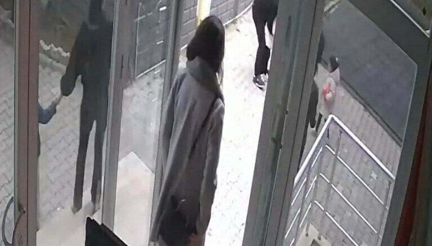 Nefes borusuna şeker kaçan öğrencisini Heimlich manevrası ile kurtardı; o anlar kamerada Nefes borusuna şeker kaçan öğrencisini Heimlich manevrası ile kurtardı; o anlar kamerada