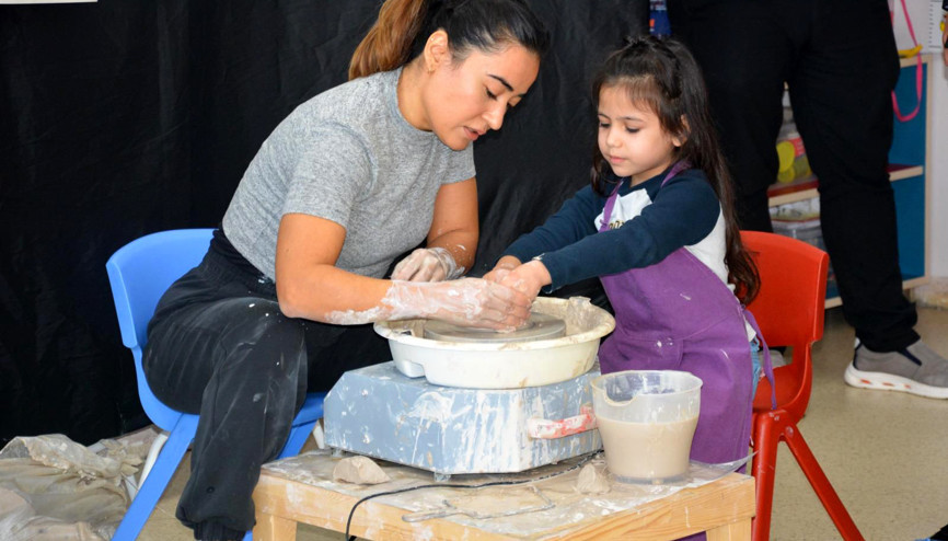 Öğrenciler seramik sanatını öğrendi Öğrenciler seramik sanatını öğrendi