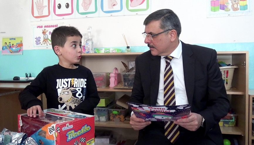 Vali Çiftçinin karne hediyesini gören öğrenci: Büyük araba almış Vali Çiftçinin karne hediyesini gören öğrenci: Büyük araba almış