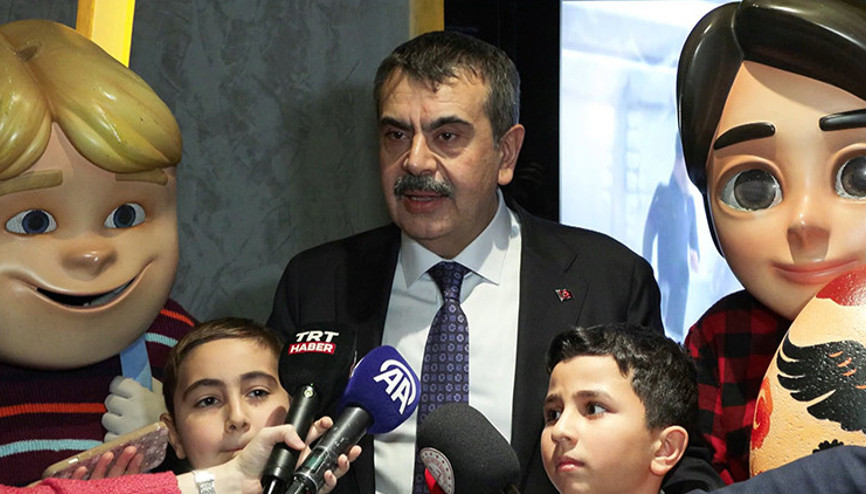 Çocuklarla film izleyen Bakan Tekin: Çok ciddi bir tehditle karşı karşıyayız Çocuklarla film izleyen Bakan Tekin: Çok ciddi bir tehditle karşı karşıyayız