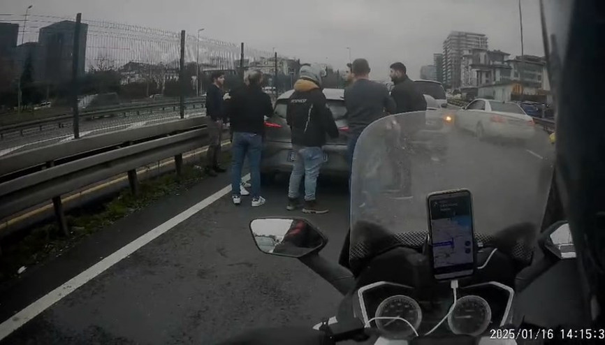 Bakırköyde yol verme tartışması yumruklu kavgaya dönüştü