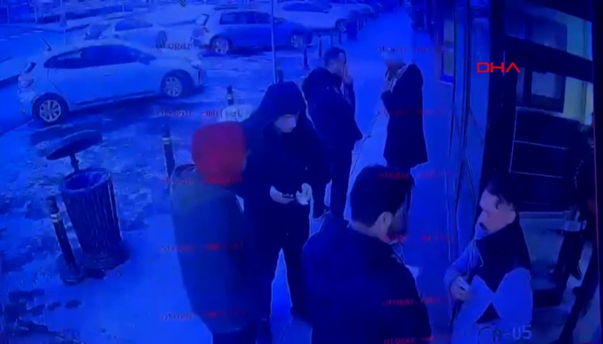 İstanbul Otogarında 2 kişinin üst aramasında sahte 98 bin 500 dolar ele geçirildi İstanbul Otogarında 2 kişinin üst aramasında sahte 98 bin 500 dolar ele geçirildi