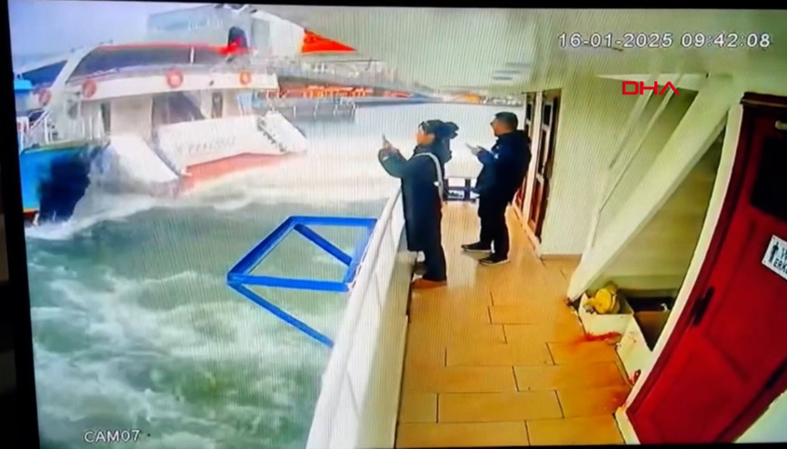 Haliçte yürekler ağza geldi İki tekne çarpıştı, kaza anı kamerada