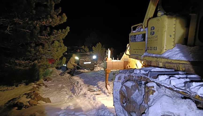 Pikapla çıktıkları Kazdağı Milli Parkında mahsur kaldılar Pikapla çıktıkları Kazdağı Milli Parkında mahsur kaldılar