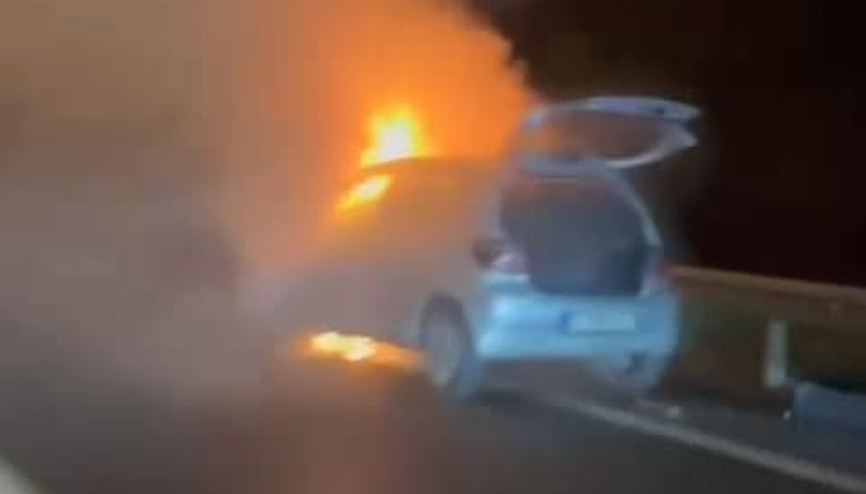 Ümraniye TEM Otoyolunda otomobil alev alev yandı