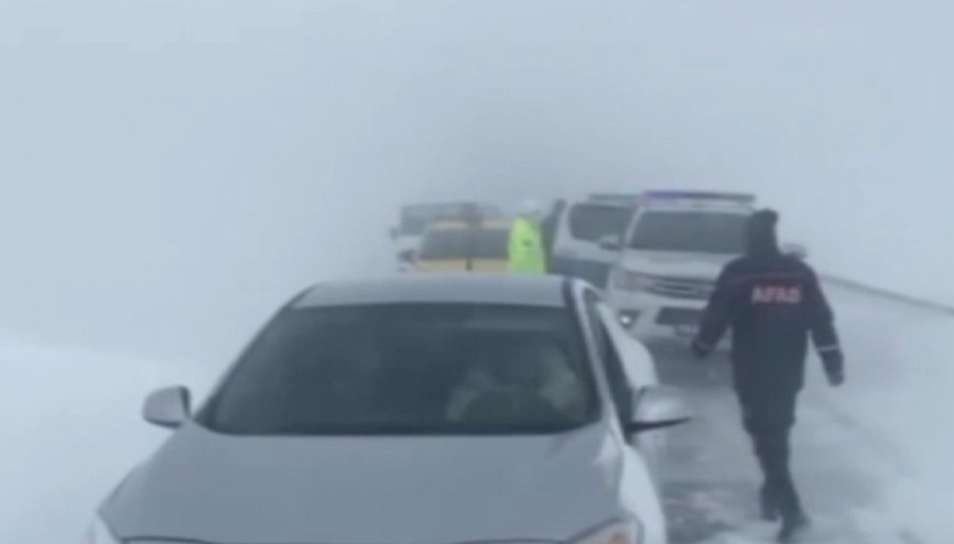 Kar ve tipide mahsur kalan vatandaşlar için ekipler seferber oldu