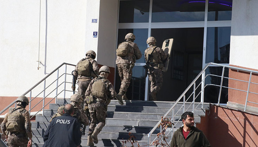 7 yaşındaki oğlunu vurdu Kendini eve kilitledi... Bölgeye özel harekat polisleri sevk edildi