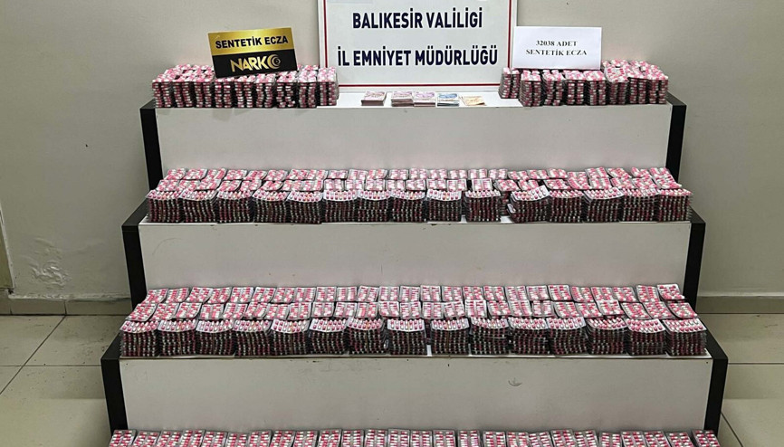 Balıkesirde polisin durdurduğu otomobilde 32 bin adet sentetik ecza hap ele geçirildi Balıkesirde polisin durdurduğu otomobilde 32 bin adet sentetik ecza hap ele geçirildi