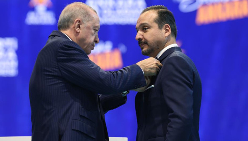 Cumhurbaşkanı Erdoğan, AK Partiye katılan Kürşad Zorluya rozet taktı
