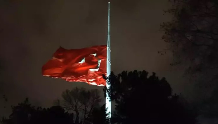 Milli yas nedeniyle bayraklar yarıya indirildi