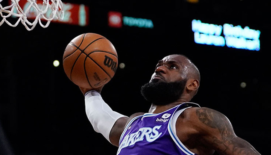Lakers kazandı, LeBron James bir kez daha tarihe geçti