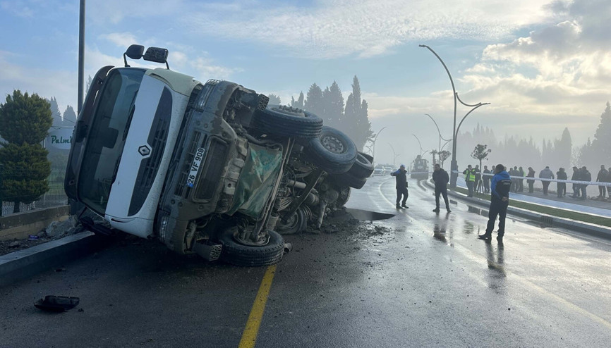 Balıkesirde yol çöktü, hafriyat kamyonu devrildi Balıkesirde yol çöktü, hafriyat kamyonu devrildi