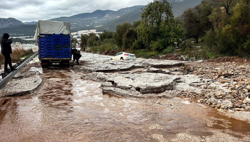 Şiddetli yağmur ve dolu sele neden oldu, yol ulaşıma kapandı