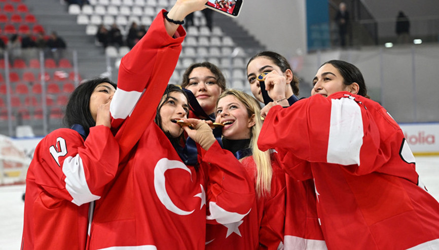 Milliler, Kadınlar 18 Yaş Altı Buz Hokeyi Dünya Şampiyonası altın madalya kazandı