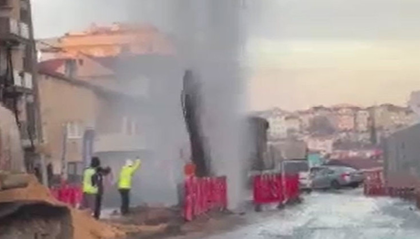 Kadıköyde su borusu patladı; tazyikli su metrelerce yukarı fışkırdı