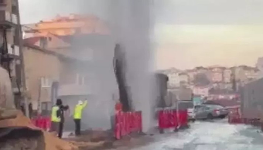 Kadıköy’de su borusu patladı: Tazyikli su metrelerce yukarı fışkırdı