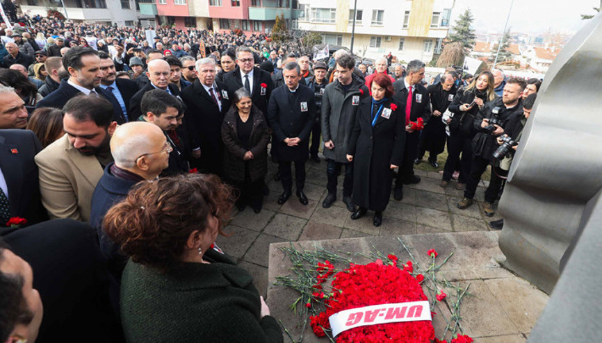 Uğur Mumcu, ölümünün 32. yılında suikasta uğradığı evinin önünde anıldı Uğur Mumcu, ölümünün 32. yılında suikasta uğradığı evinin önünde anıldı