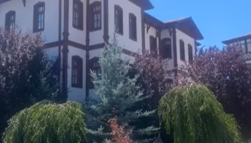 Orda bir köy var uzakta ve ben o köylere bayılıyorum