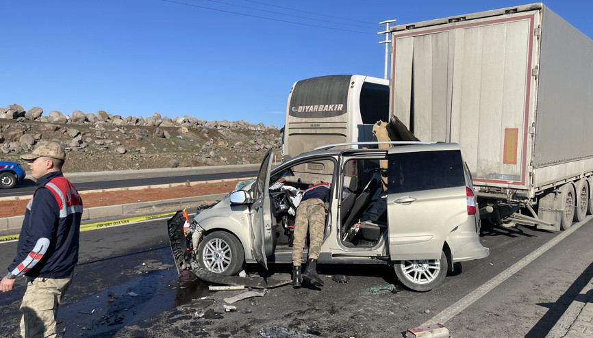 Şanlıurfada TIR ile hafif ticari araç çarpıştı: 1 ölü, 1 yaralı