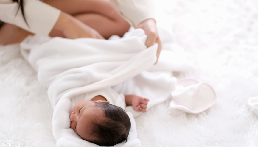 Bu gelenek yüzyıllardır uygulanıyor ama kalça çıkığına neden olabilir Yürürken veya emeklerken dengesizlik varsa dikkat