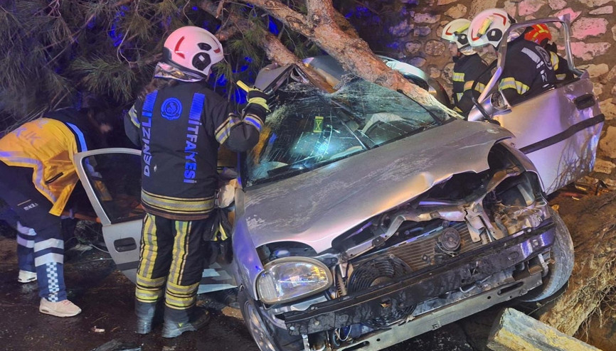 Otomobil ağaca çarptı: 2 ölü, 1 yaralı